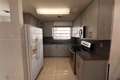 Снять в аренду виллу или дом в Майами, Флорида 2 спальни, 85.1м2, № 1982902 - фото 11