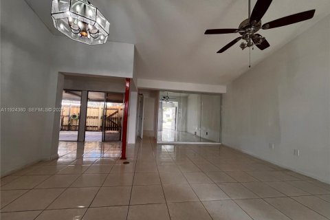 Снять в аренду виллу или дом в Майами, Флорида 2 спальни, 85.1м2, № 1982902 - фото 14