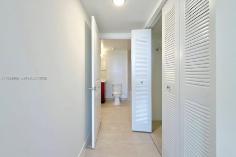 Снять в аренду квартиру в Суитуотер, Флорида 1 спальня, 479.75м2, № 2082898 - фото 12