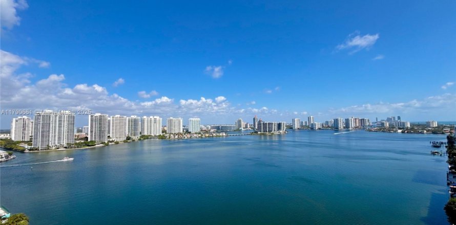 Condominio en Sunny Isles Beach, Florida, 3 dormitorios  № 2014180