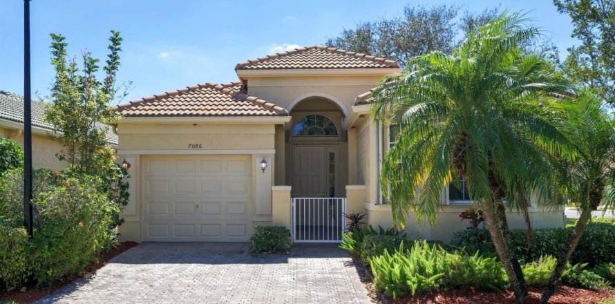 House in Delray Beach, Florida 2 bedrooms, 179.86 sq.m. № 2251454