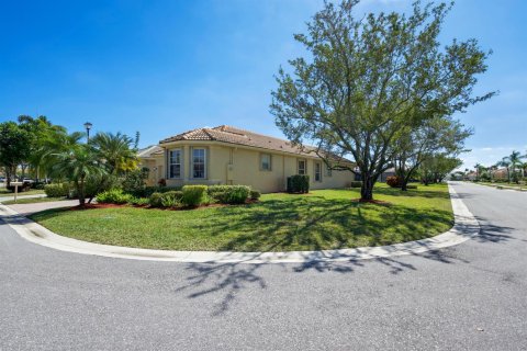 House in Delray Beach, Florida 2 bedrooms, 179.86 sq.m. № 2251454 - photo 6