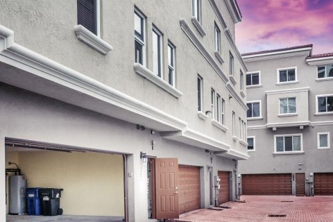 Townhouse in Fort Lauderdale, Florida 3 bedrooms, 332.22 sq.m. № 1182225 - photo 1