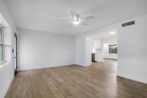 House in Winter Park, Florida 3 bedrooms, 165.92 sq.m. № 2226224 - photo 15