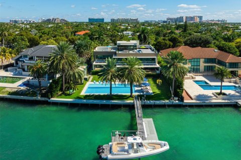 House in Key Biscayne, Florida 5 bedrooms, 827.11 sq.m. № 2392106 - photo 18