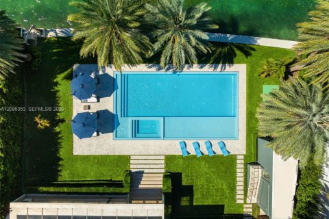 House in Key Biscayne, Florida 5 bedrooms, 827.11 sq.m. № 2392106 - photo 20