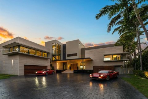 House in Key Biscayne, Florida 5 bedrooms, 827.11 sq.m. № 2392106 - photo 7