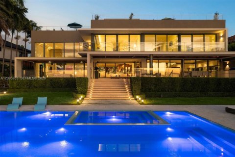 House in Key Biscayne, Florida 5 bedrooms, 827.11 sq.m. № 2392106 - photo 13