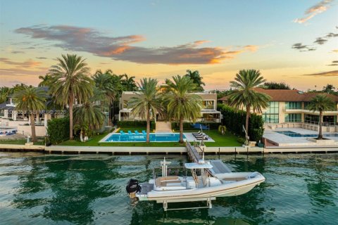 House in Key Biscayne, Florida 5 bedrooms, 827.11 sq.m. № 2392106 - photo 3