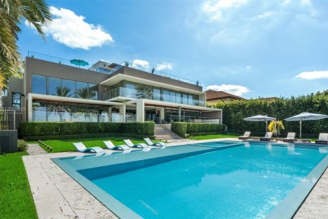 House in Key Biscayne, Florida 5 bedrooms, 827.11 sq.m. № 2392106 - photo 14