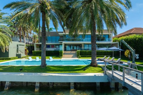House in Key Biscayne, Florida 5 bedrooms, 827.11 sq.m. № 2392106 - photo 16