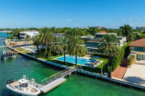 House in Key Biscayne, Florida 5 bedrooms, 827.11 sq.m. № 2392106 - photo 19