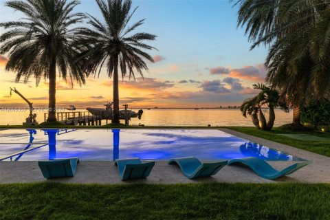 House in Key Biscayne, Florida 5 bedrooms, 827.11 sq.m. № 2392106 - photo 27