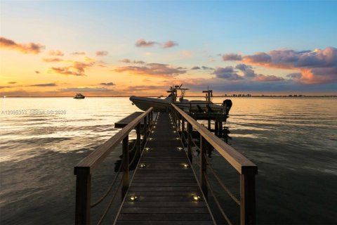 House in Key Biscayne, Florida 5 bedrooms, 827.11 sq.m. № 2392106 - photo 29
