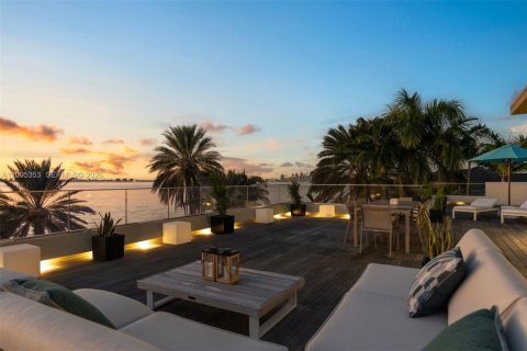 House in Key Biscayne, Florida 5 bedrooms, 827.11 sq.m. № 2392106 - photo 24