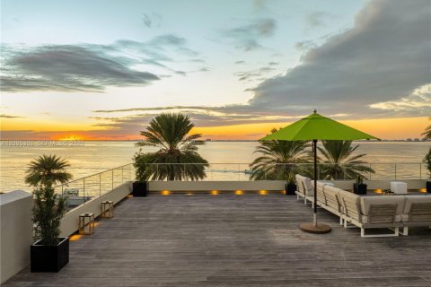 House in Key Biscayne, Florida 5 bedrooms, 827.11 sq.m. № 2392106 - photo 23