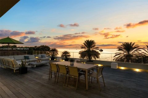 House in Key Biscayne, Florida 5 bedrooms, 827.11 sq.m. № 2392106 - photo 25