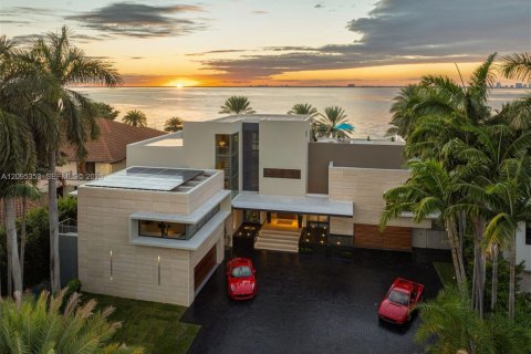 House in Key Biscayne, Florida 5 bedrooms, 827.11 sq.m. № 2392106