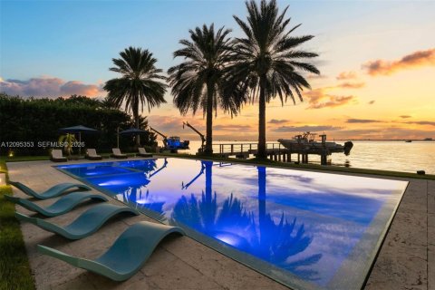 House in Key Biscayne, Florida 5 bedrooms, 827.11 sq.m. № 2392106 - photo 28