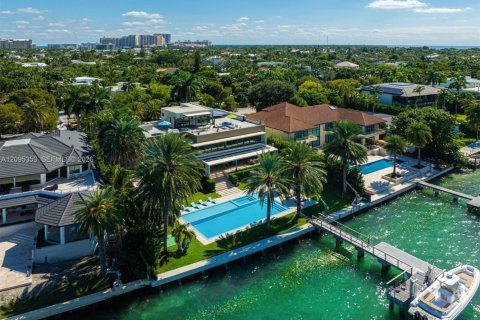 House in Key Biscayne, Florida 5 bedrooms, 827.11 sq.m. № 2392106 - photo 17
