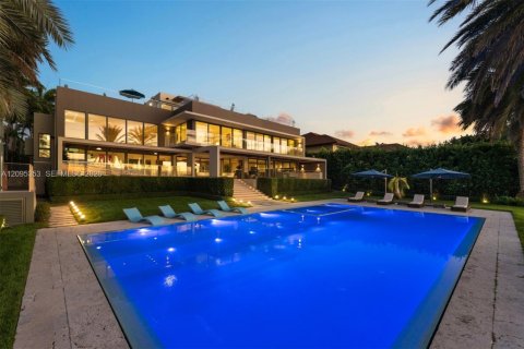 House in Key Biscayne, Florida 5 bedrooms, 827.11 sq.m. № 2392106 - photo 12