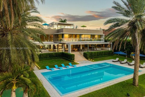 House in Key Biscayne, Florida 5 bedrooms, 827.11 sq.m. № 2392106 - photo 2