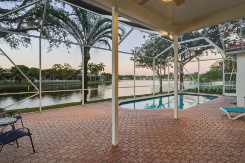 Купить виллу или дом в Пемброк-Пайнс, Флорида 4 спальни, 226.96м2, № 2009363 - фото 2