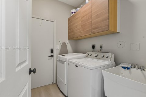 Купить виллу или дом в Пемброк-Пайнс, Флорида 4 спальни, 226.96м2, № 2009363 - фото 24