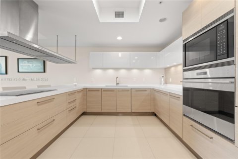Condo in North Miami Beach, Florida, 2 bedrooms  № 1865028 - photo 13