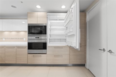 Condo in North Miami Beach, Florida, 2 bedrooms  № 1865028 - photo 14