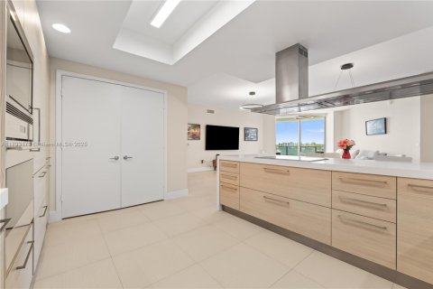 Condo in North Miami Beach, Florida, 2 bedrooms  № 1865028 - photo 9