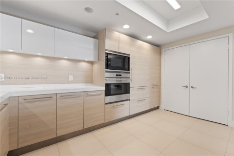 Condo in North Miami Beach, Florida, 2 bedrooms  № 1865028 - photo 11