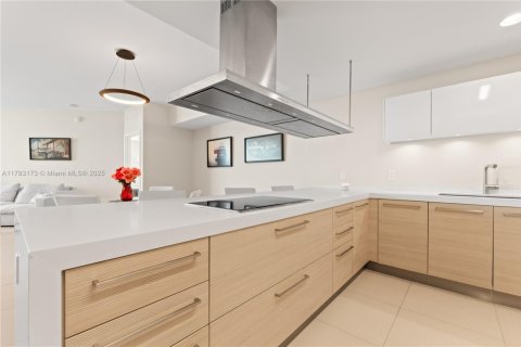 Condo in North Miami Beach, Florida, 2 bedrooms  № 1865028 - photo 10