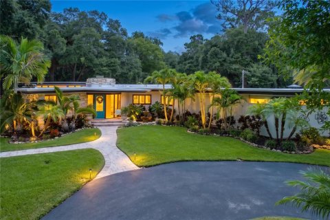 House in Clearwater, Florida 4 bedrooms, 329.62 sq.m. № 2200320