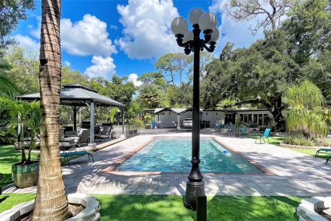 House in Clearwater, Florida 4 bedrooms, 329.62 sq.m. № 2200320 - photo 19