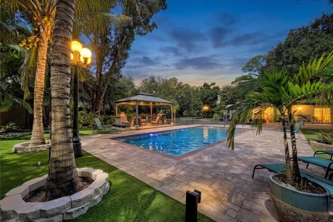 House in Clearwater, Florida 4 bedrooms, 329.62 sq.m. № 2200320 - photo 9