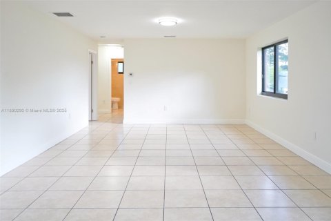 Villa ou maison à louer à Miami, Floride: 3 chambres, 250.84 m2 № 1946493 - photo 4