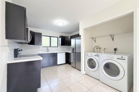 Villa ou maison à louer à Miami, Floride: 3 chambres, 250.84 m2 № 1946493 - photo 9