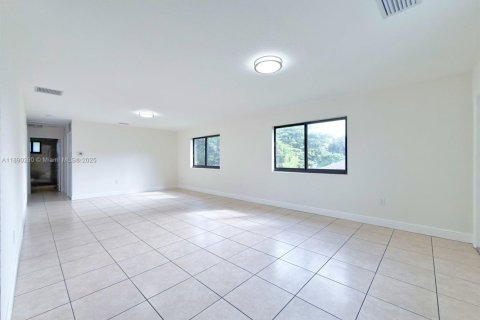 Villa ou maison à louer à Miami, Floride: 3 chambres, 250.84 m2 № 1946493 - photo 3