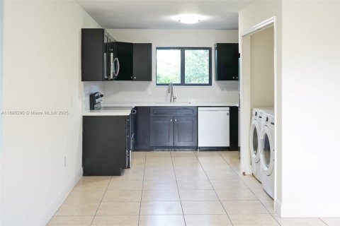 Villa ou maison à louer à Miami, Floride: 3 chambres, 250.84 m2 № 1946493 - photo 6