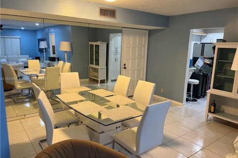 Condo in Lauderhill, Florida, 3 bedrooms № 1935721 - photo 2