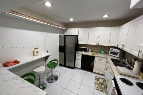 Condo in Lauderhill, Florida, 3 bedrooms № 1935721 - photo 4
