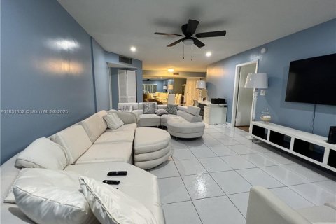 Condo in Lauderhill, Florida, 3 bedrooms № 1935721