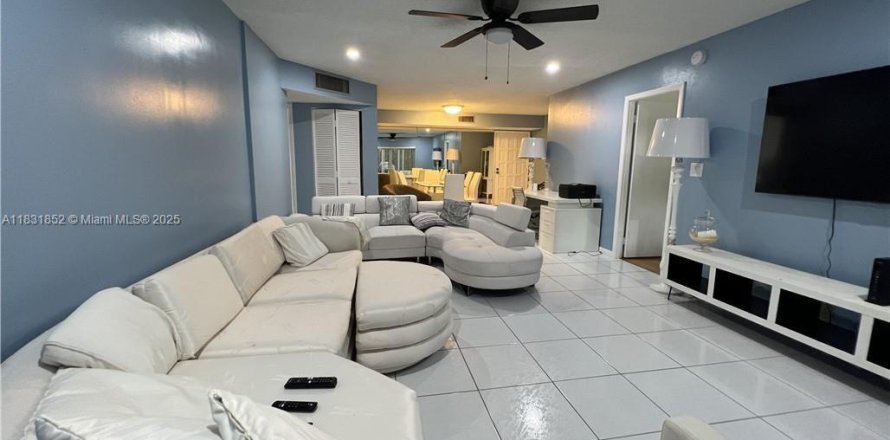 Condo in Lauderhill, Florida, 3 bedrooms № 1935721