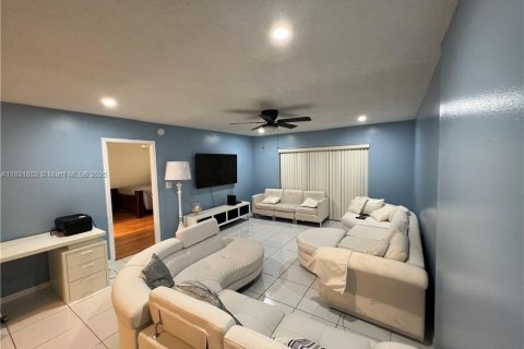 Condo in Lauderhill, Florida, 3 bedrooms № 1935721 - photo 14