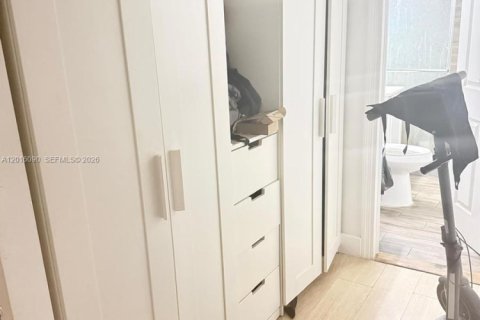 Condo in Miami Beach, Florida № 2247416 - photo 10