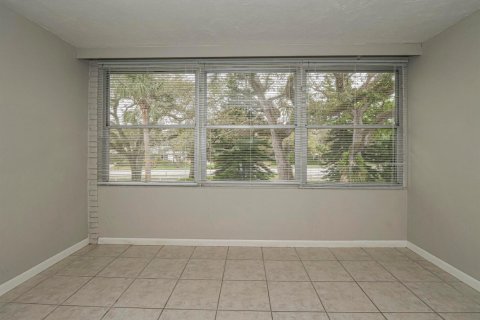 Condo in Vero Beach, Florida, 2 bedrooms  № 2188475 - photo 16
