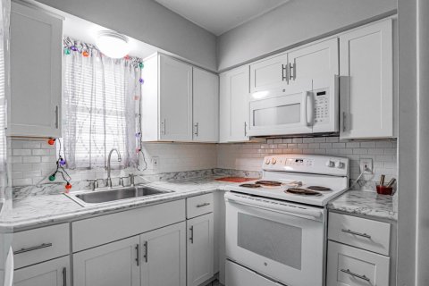 Condo in Vero Beach, Florida, 2 bedrooms  № 2188475 - photo 10