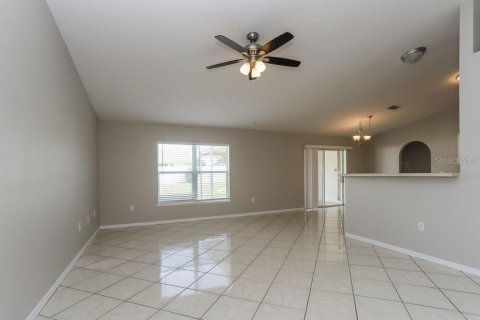 Villa ou maison à louer à Eagle Lake, Floride: 4 chambres, 253.25 m2 № 1914509 - photo 4