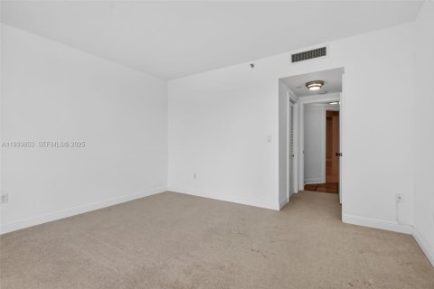 Condo in Aventura, Florida, 2 bedrooms  № 1992156 - photo 26